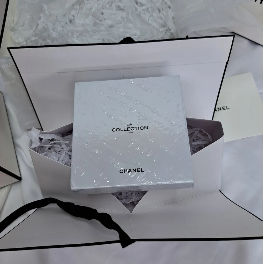 'CHANEL' DOÙBLE LOCK & KEY BOXED GIFT SET w 'CHANEL' GIFT BAG BLACK CAMILĹA ÌÌ - Picture 7 of 16